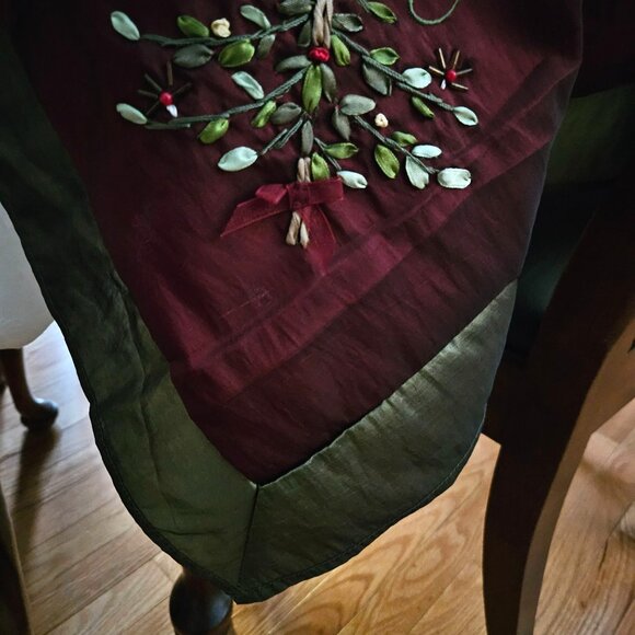 Burgundy Christmas Tablecloth Tree Embroidery Green Trim Nylon Lightweight - Picture 7 of 10